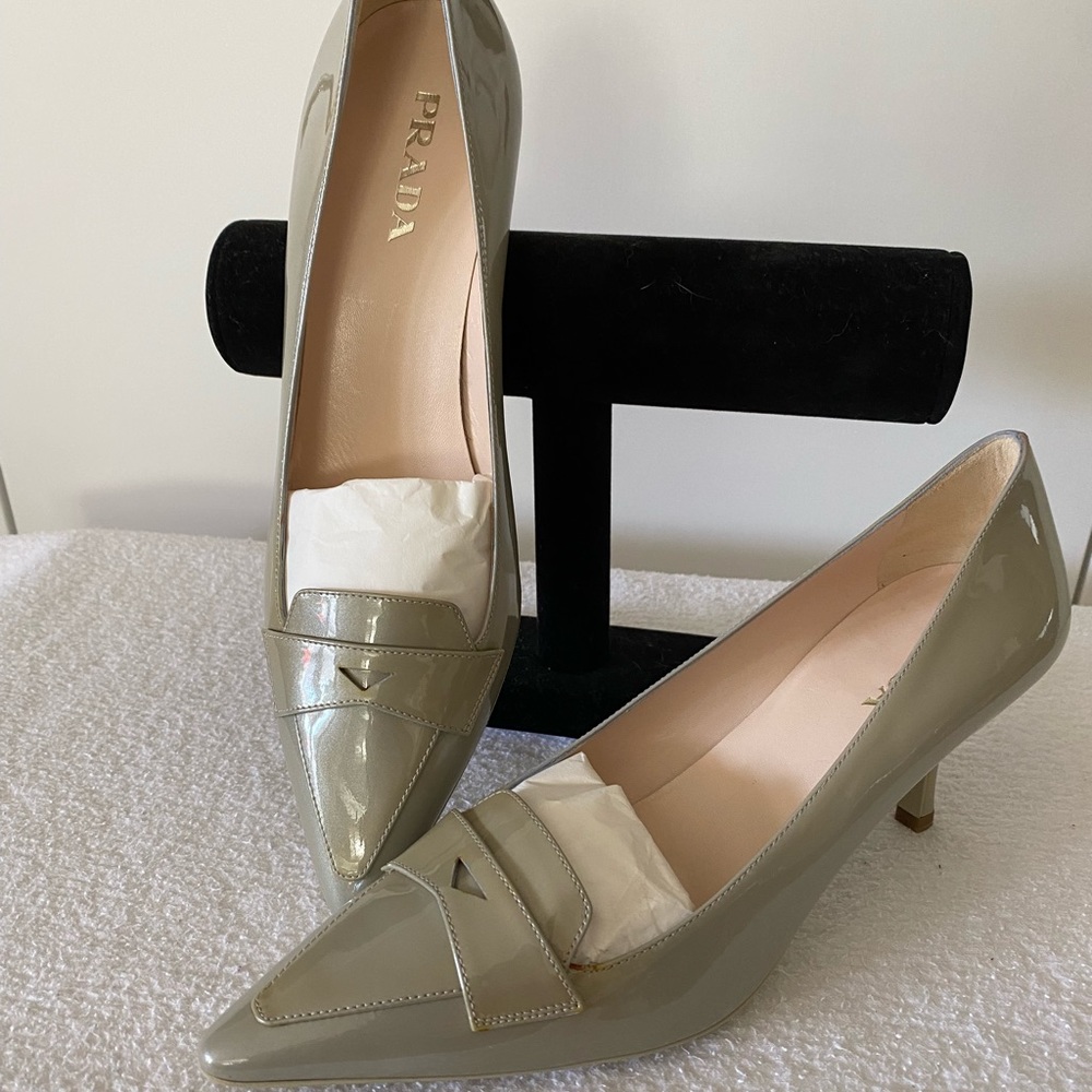 BNIB Prada pumps. Sz 38. Patent leather in a metallic champagne/taupe co…